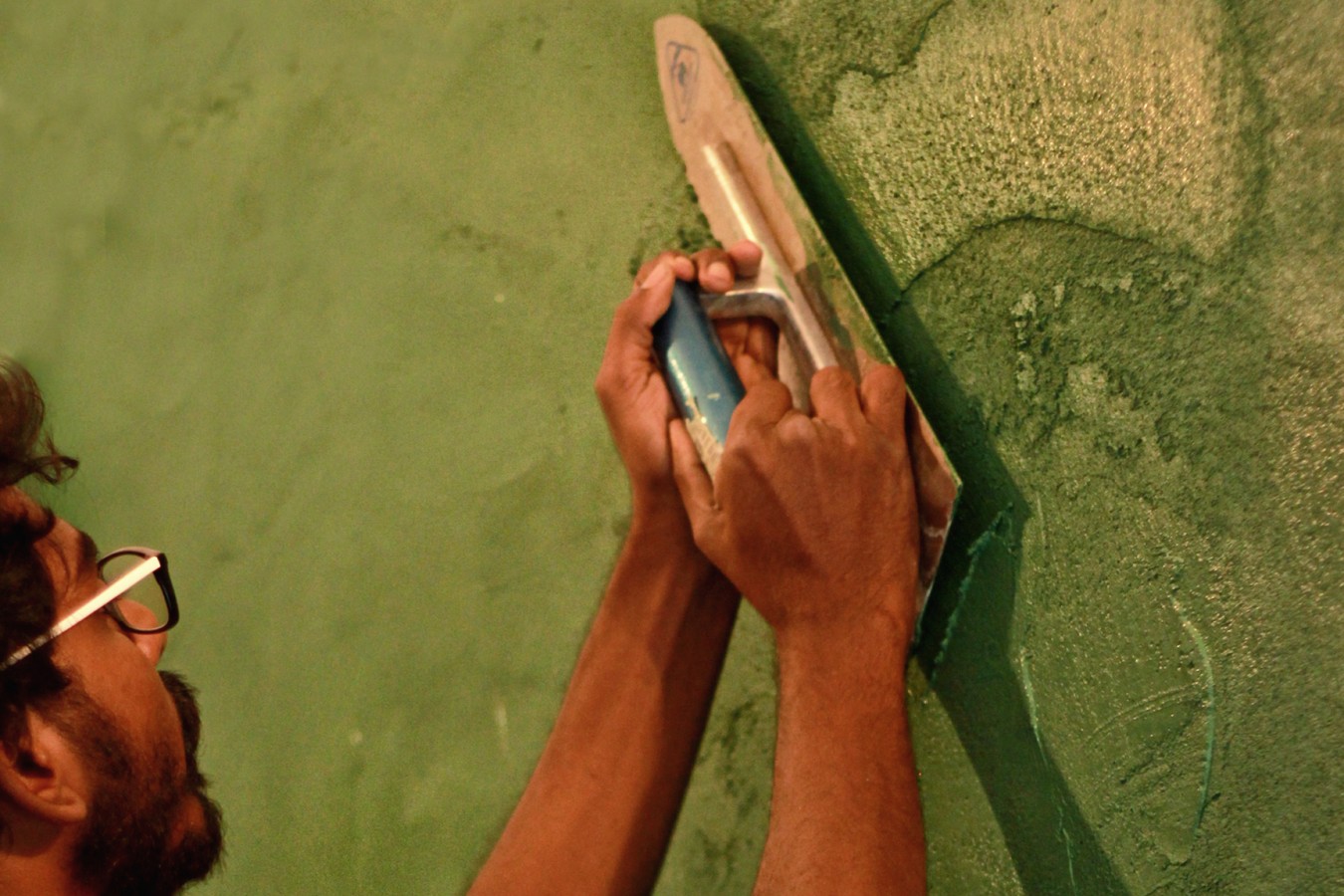 photo showing the application of the Green Lime plaster