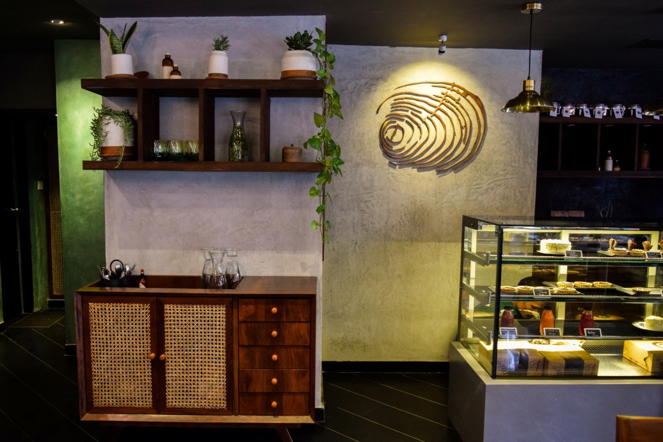 Lime plaster behind the counter