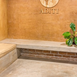 View of the waiting space, with the backdrop of clay plaster, and an Oxide plaster wrapping around the inbuilt seating aView of the waiting space, with the backdrop of clay plaster, and the Oxide flooring wrapping up onto the inbuilt seating.nd the floor.