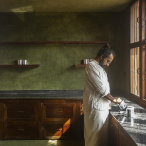 Kitchen with oxide flooring and lime plaster walls