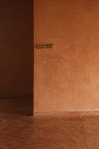 Oxide flooring and lime plaster wrap in living room