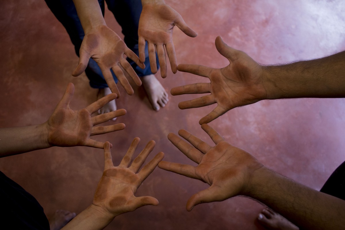 hands shine of buffed clay after playing with smooth clay finish