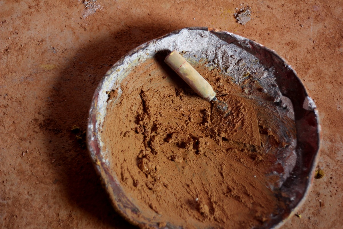 The remains of clay plaster in a bandli